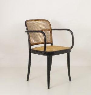 Silla Thonet con un diseño elegante y minimalista.