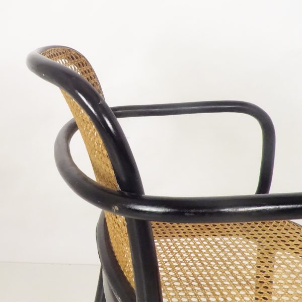 Silla Thonet con un diseño elegante y minimalista.